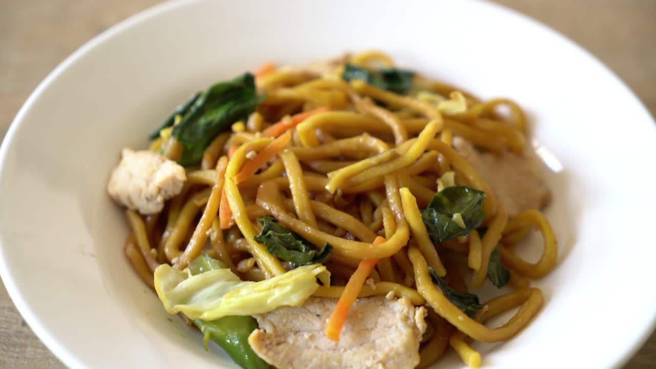 닭고기와 함께 볶은 야키소바 국수