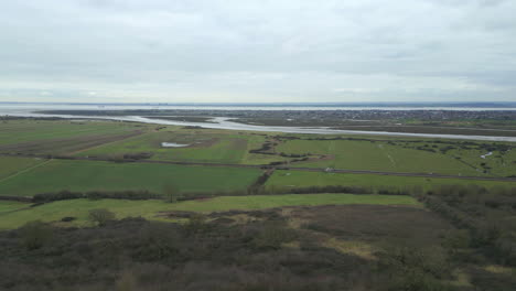 vista aérea del estuario de rayos hadleigh en benfleet downs, drone