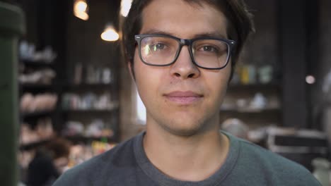 joven en un estudio de arte