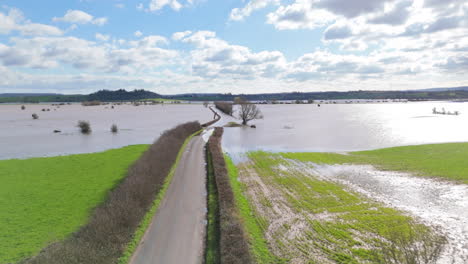 Carretera-Rural-Inglesa-Sumergida-Bajo-El-Agua-Después-De-La-Inundación,-Tono-Del-Río,-Antena