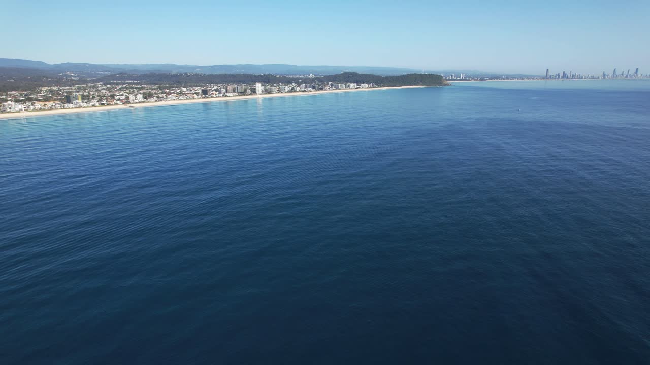 paisaje marítimo tranquilo en palm beach, gold coast, qld, australia - toma aérea de un avión no tripulado