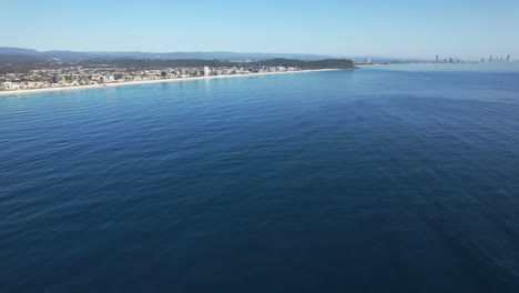 비치, 골드 코스트, qld, 오스트레일리아의 조용한 해경 - 공중 드론 촬영