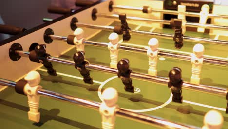 jugadores involucrados en un animado partido de futbolín