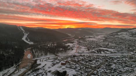 ciudad rumana cubierta de nieve bajo cielos dramáticos