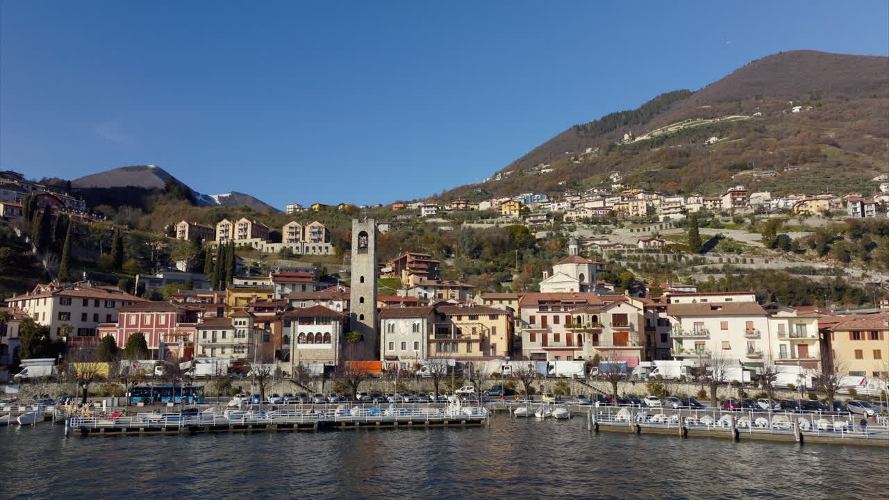 Passeggiata del porto nel lago d'Iseo a Tavernola Bergamasca