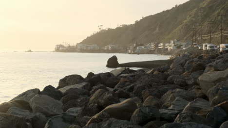 Erinnerungen-An-Die-Felsige-Steinküste-Des-Big-Rock-Beach-Malibu-Neben-Einer-Randstraße-Zur-Goldenen-Stunde