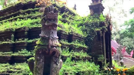 estatua impresionante frente al templo budista en tailandia