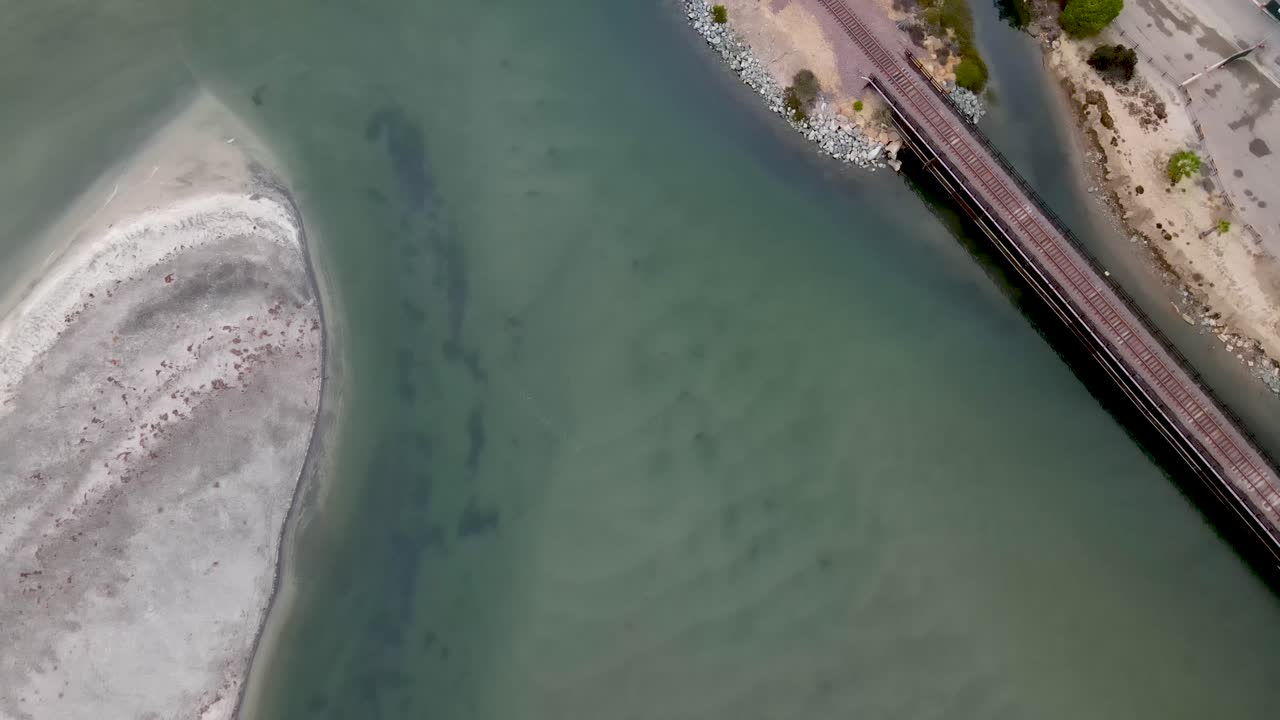 개 해변 근처 델마 석호의 굴경