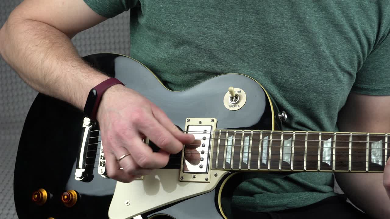 imágenes de cerca de un hombre tocando la guitarra eléctrica en casa