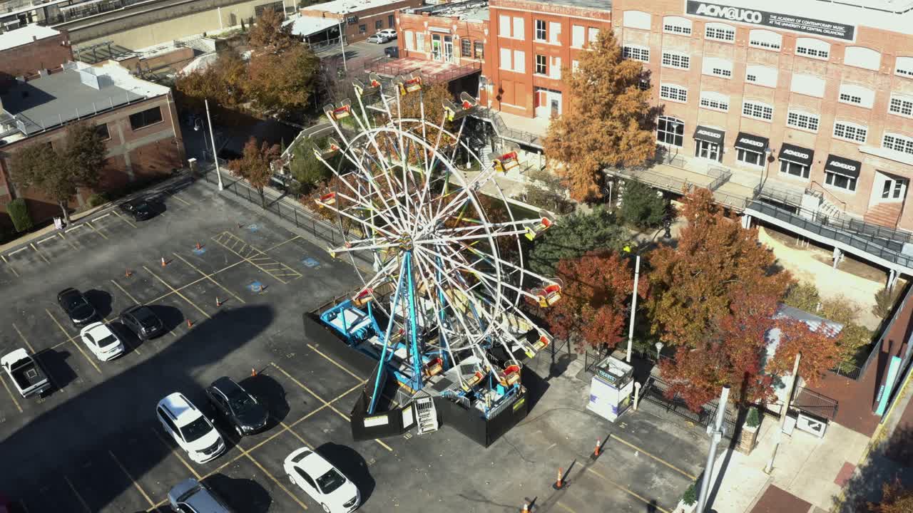 바람이 불어오는 날 브릭타운 페리스  (bricktown ferris wheel) 의 스릴을 즐기십시오.