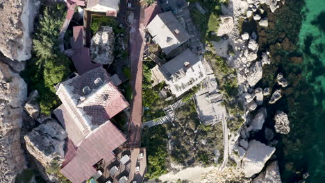 popeye village theme fun park en malta,soleado,vista aérea superior