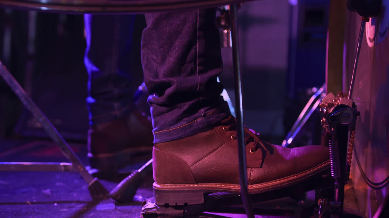 Musicista che si esibisce durante un concerto