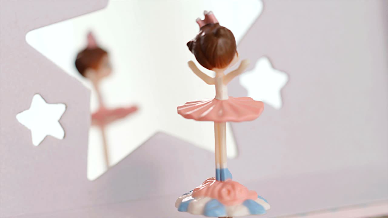 caja de música con bailarina giratoria bailando, 4k