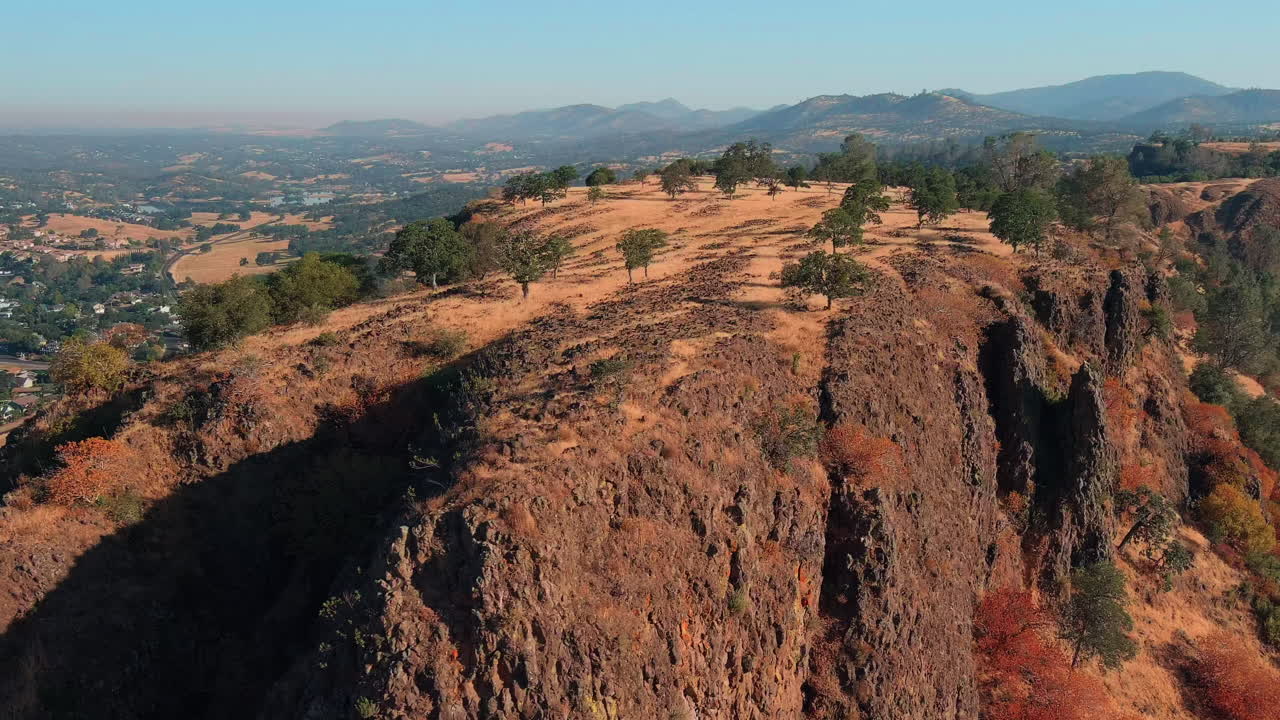 pintoresco acantilado cerca del lago tulloch en un día soleado en california, estados unidos