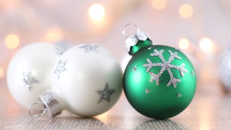 ornamento de navidad blanco y verde con copo de nieve y luces parpadeantes detrás