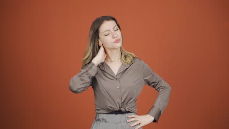 mujer joven con dolor de cuello.