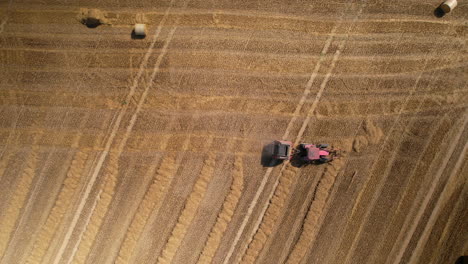 Vista-Aérea-De-La-Cosecha-De-Tractores-En-Tierras-Agrícolas-Para-La-Producción-De-Alimentos.