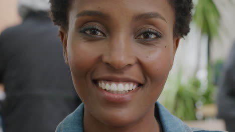 Porträt-Einer-Glücklichen-Afroamerikanischen-Frau,-Die-Draußen-Lächelt
