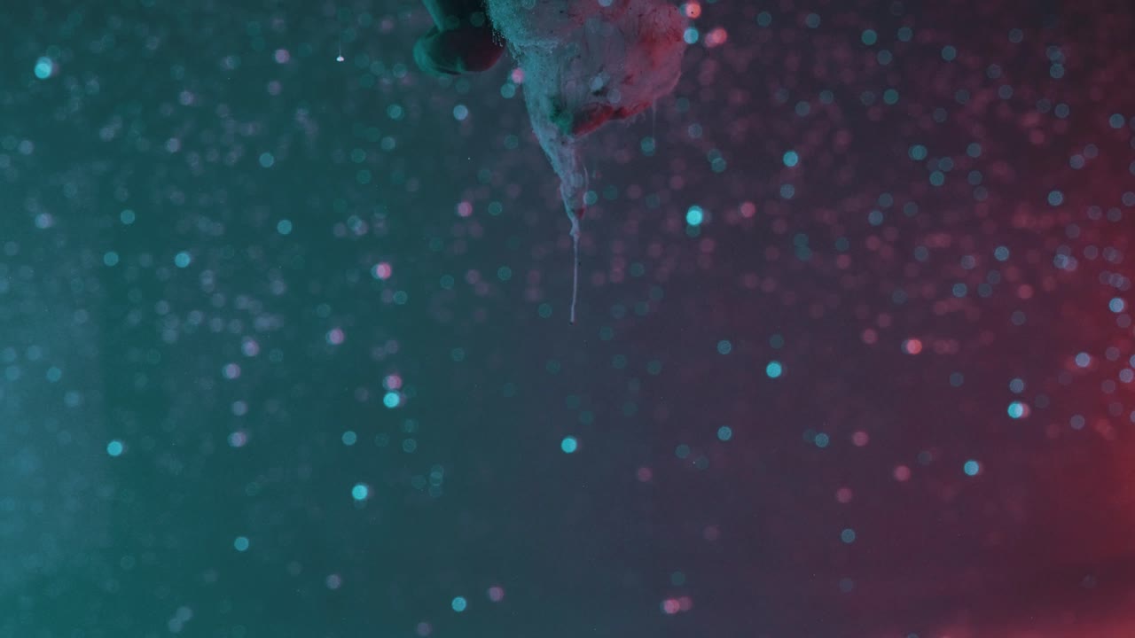 배경에 반짝이는 화려한 연기가 터져 나옵니다.