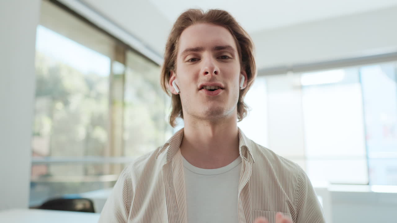 hombre en una llamada de video