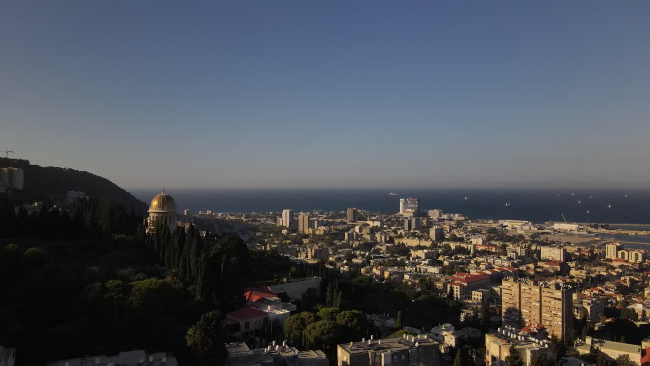 la ciudad portuaria de haifa, declarada patrimonio de la humanidad por la unesco, vista desde el monte carmelo hasta el templo bahá'í, la ciudad, el puerto y la bahía.