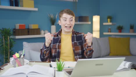 estudiante feliz con los resultados exitosos.