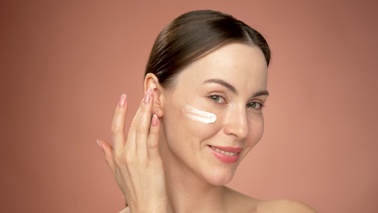 mujer aplicando crema facial