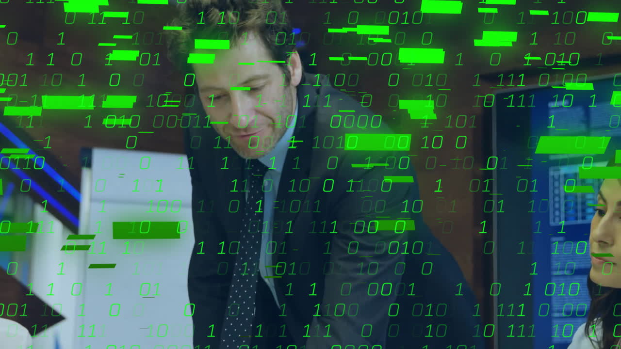 사무실에서 다양한 비즈니스 사람들 위에서 이진 코딩 데이터 처리의 애니메이션