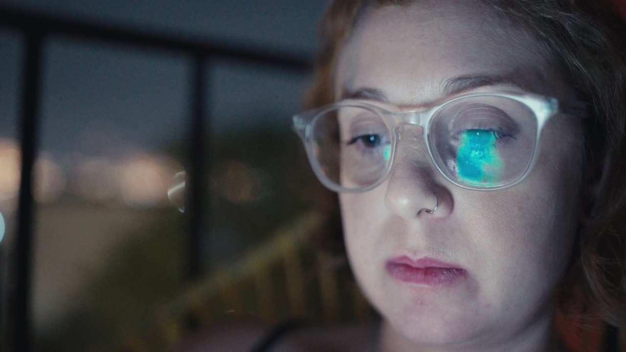 mujer concentrándose y centrándose en la tarea