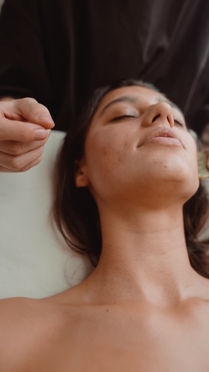 Nærbillede af kvinde, der modtager Gua Sha ansigtsmassage.