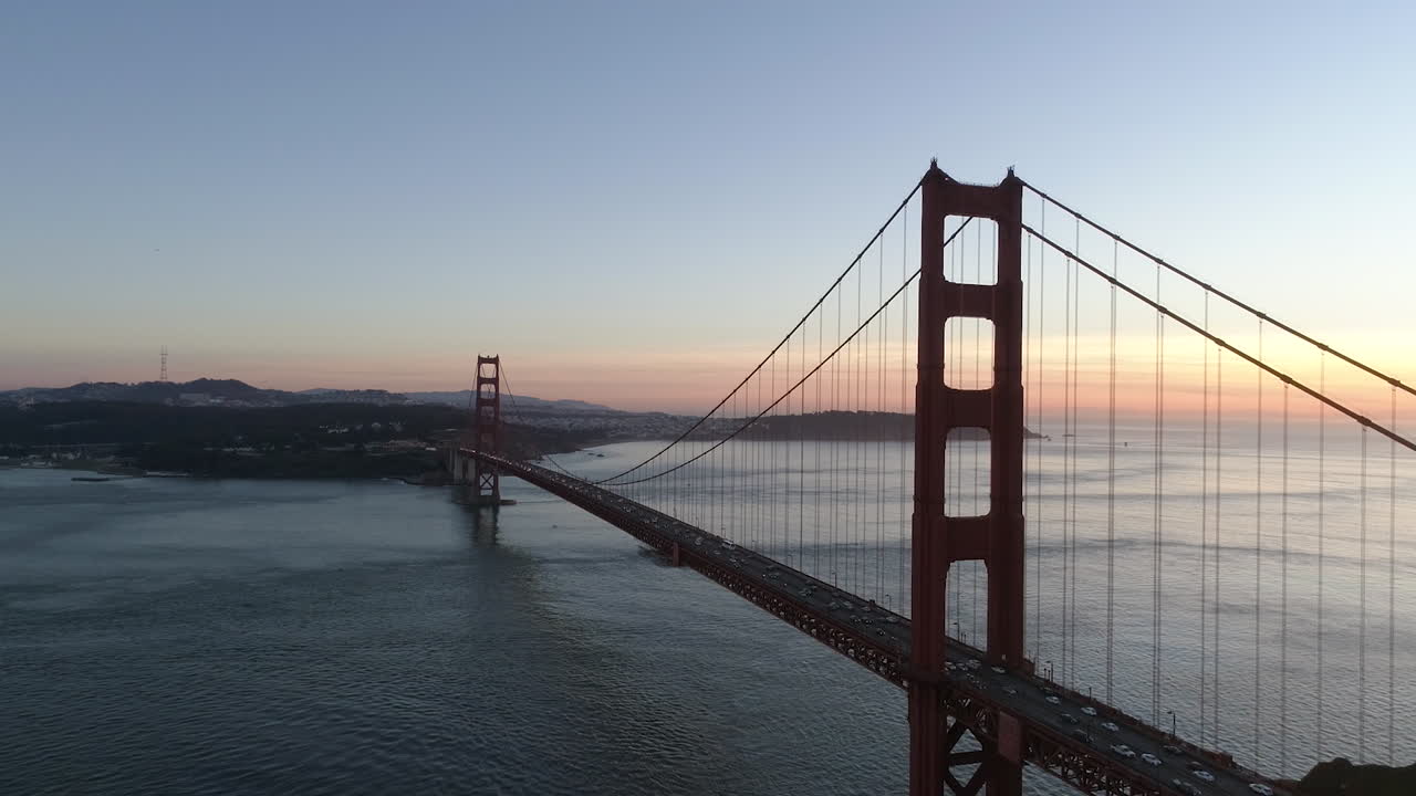 drone del puente golden gate de san francisco durante el atardecer