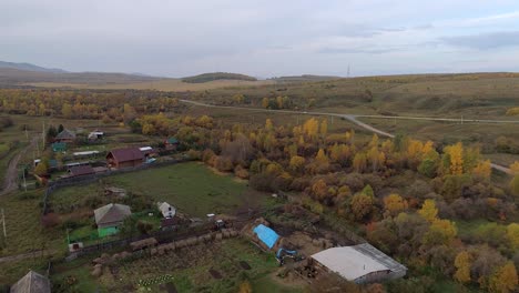 Herbstlandschaft-Mit-Charmantem-Dorf