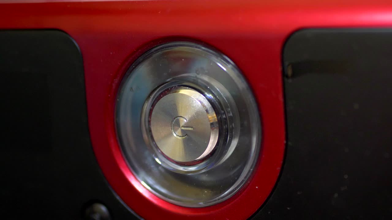 pov presionando un botón de encendido en 4k cámara lenta 60 fps