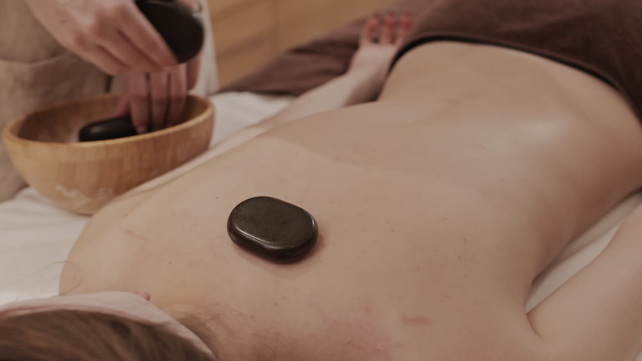 Masaje de espalda con piedras calientes