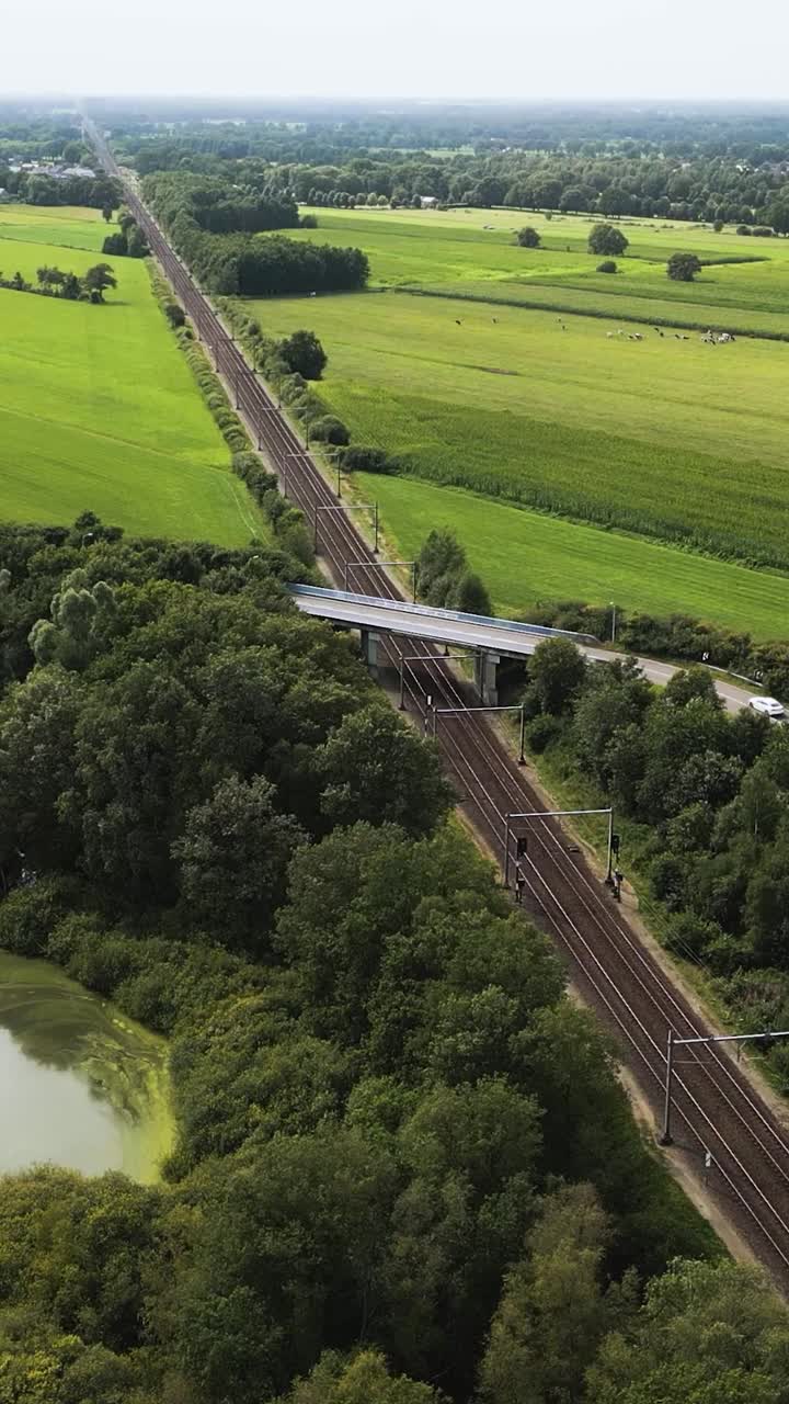 시골 풍경을 가로지르는 열차 트랙의 공중 사진