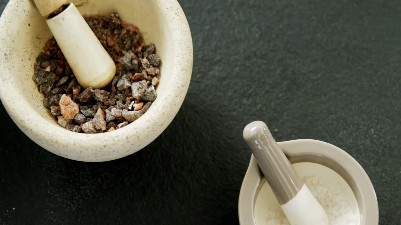 바다 소금과 검은 소금 모터 피스틀 4k