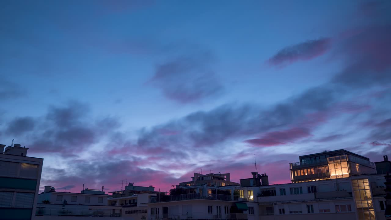 도시 옥상 위로 극적인 일몰의 놀라운 저속 촬영