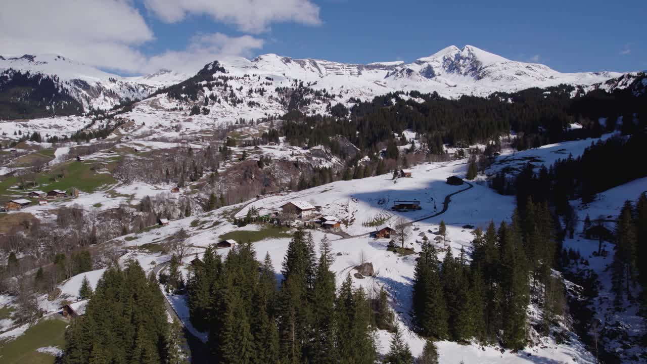 imágenes aéreas de drones de la nevada tardía en primavera en un pueblo de montaña de ensueño en los alpes suizos