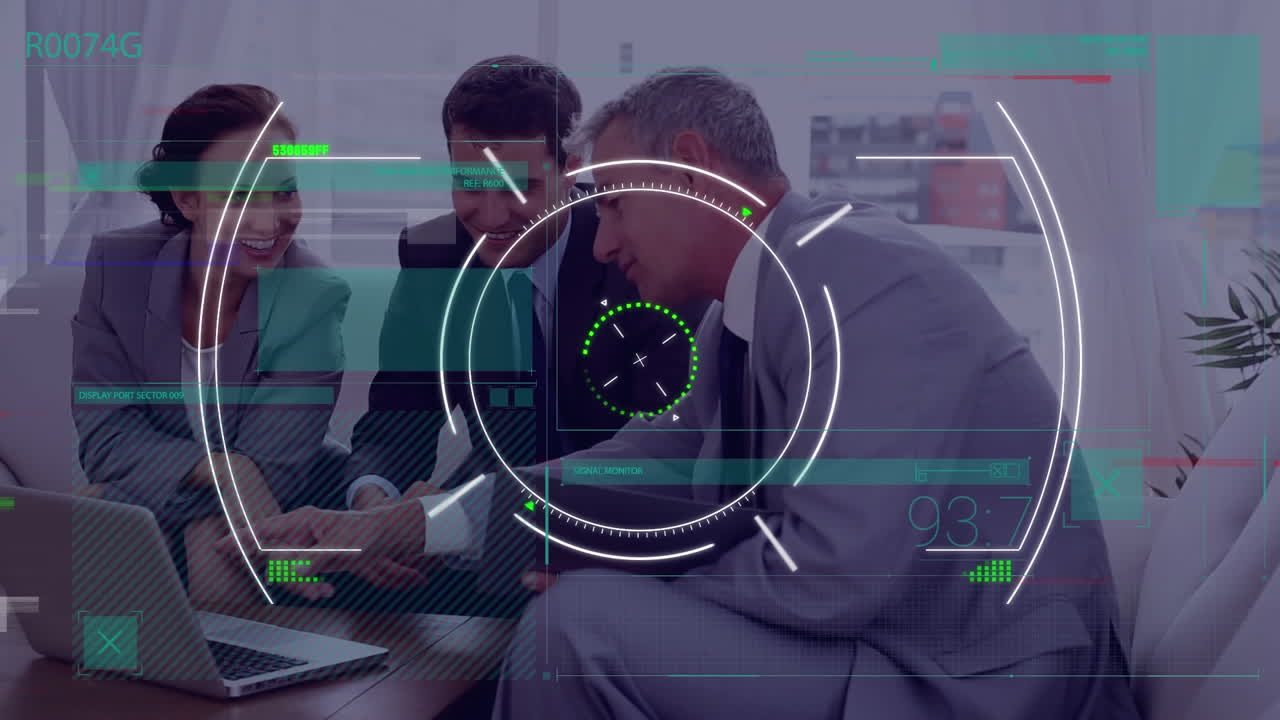 animación del procesamiento de datos y escaneo de alcance sobre diversas personas de negocios