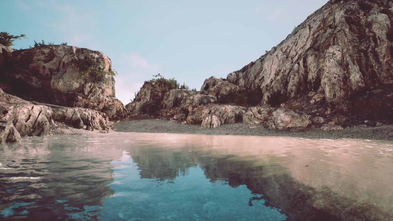 rocas escarpadas en una costa rocosa en la costa oeste del océano pacífico