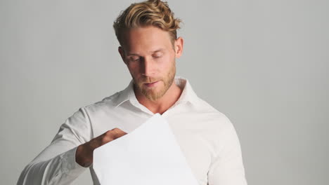 hombre de negocios feliz leyendo documentos de papel