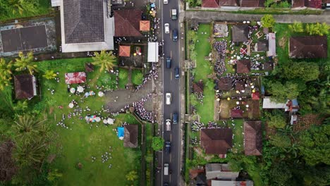 Ceremonia-Hindú-Tradicional-En-El-Pueblo-De-Bali-Rodeado-Por-Un-árbol-Del-Bosque-Tropical-Cerca-De-La-Montaña-Batur-En-Bali,-Indonesia