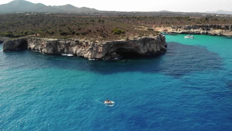 Antenne-Des-Vergnügungsbootes-Im-Mittelmeer-Vor-Der-Küste-Von-Mallorca