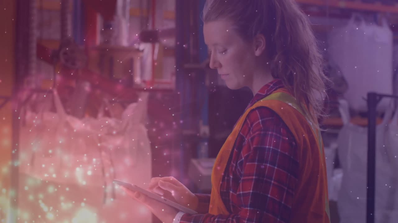 animación de luces brillantes sobre una mujer caucásica que trabaja en un taller