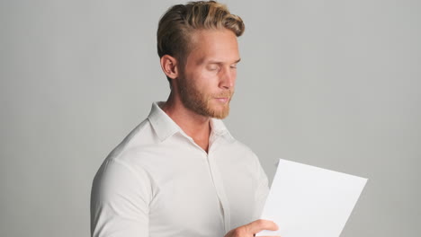 hombre de negocios rubio abriendo cartas y leyendo documentos