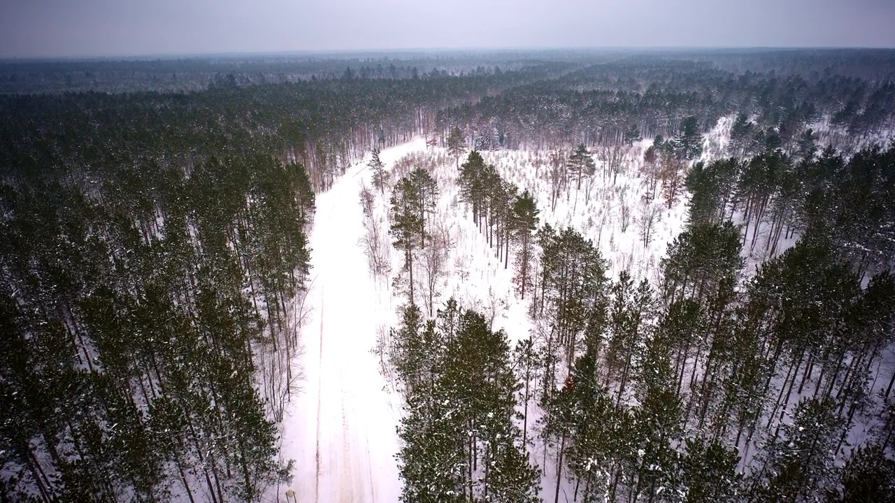 Droneopptak av et stille, snødekt landskap etter en storm i nordlige Michigan
