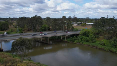 vehículos que conducen en el puente larry storey a través del río logan en brisbane, queensland, australia