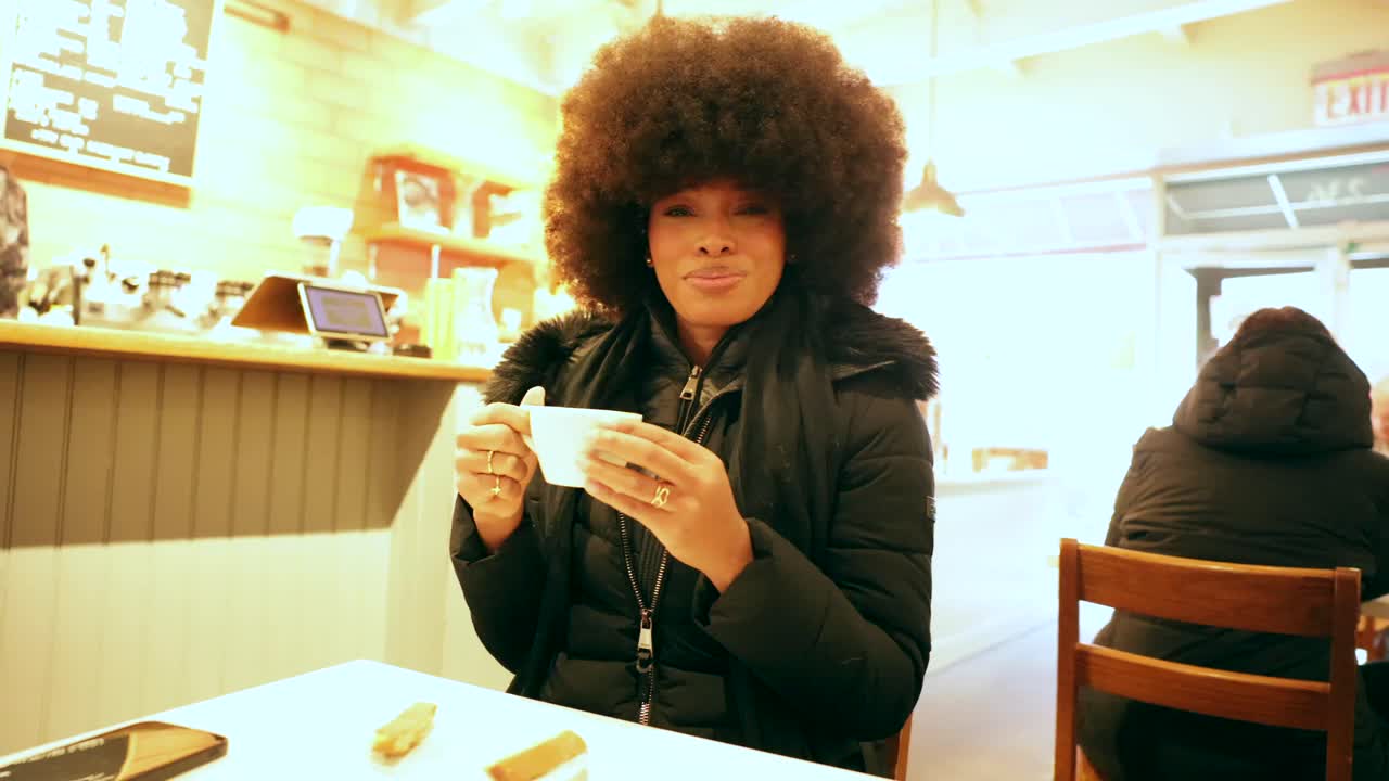 Donna che beve caffè in un bar