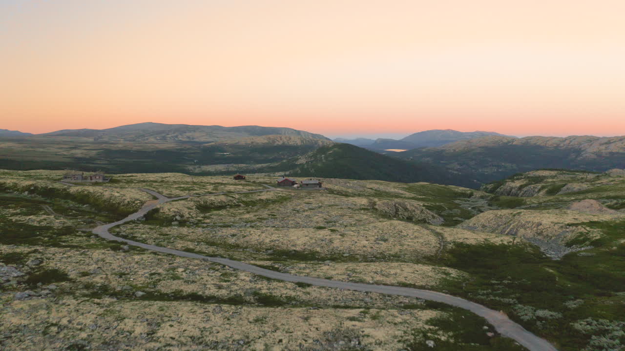 cabañas aisladas con senderos cerca de los valles del parque nacional de rondane en noruega durante la puesta de sol