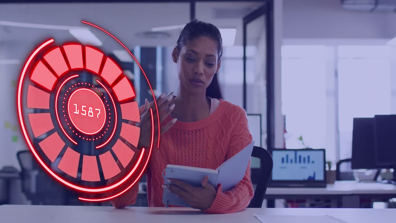 animación del procesamiento de datos de alcance rojo sobre una mujer de negocios biracial en la oficina